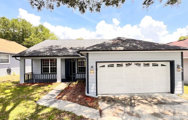 Charming 3 Bedroom and 2 Bath Home in Apopka! Washer and Dryer INCLUDED!