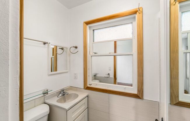 1 bed, 1 bath, $1,700, Unit B