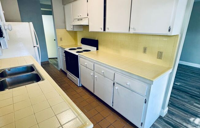 Parklane - 725 2nd Street N