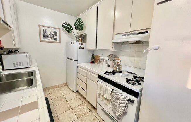 Studio, 1 bath, 450 sqft, $2,200, Unit 34 06