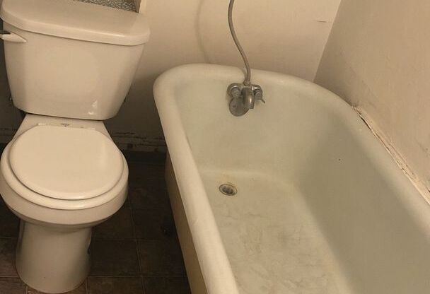 2 beds, 1 bath, $810, Unit G-2