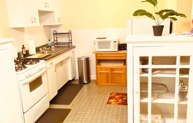 1 bed, 1 bath, 675 sqft, $1,375, Unit A - FURNISHED ONE BEDROOM