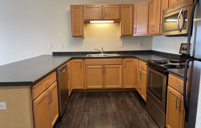 1 bed, 1 bath, 718 sqft, $985, Unit 627-105