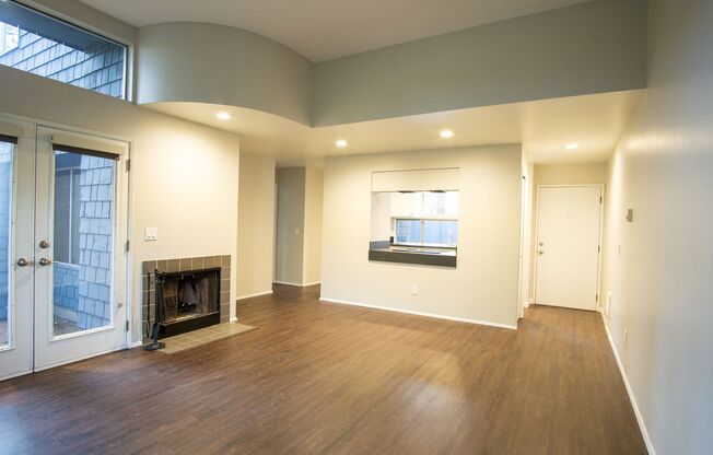 *Fall Special: $250 OFF!* Updated LO Beauty! Fireplace, New Appliances, Private Patios!