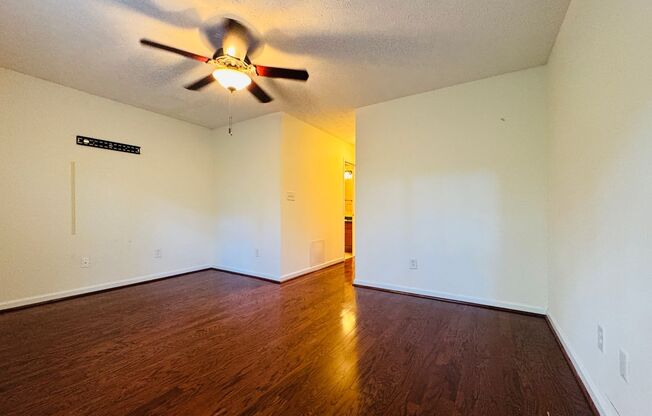 3 beds, 2 baths, $1,250, Unit APARTMENT 10