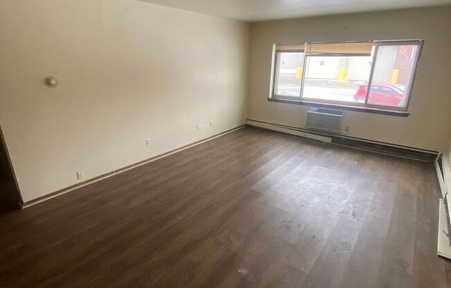 1 bed, 1 bath, 700 sqft, $899, Unit Custer-201