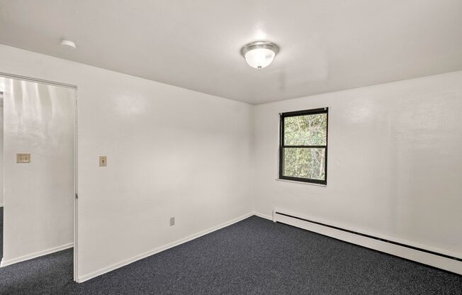 2 beds, 1 bath, $949, Unit 10615 Lindberg Ave. C5 - Apt. 5