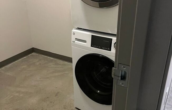 Studio, 1 bath, 651 sqft, $1,355, Unit B01