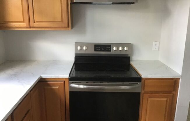 3 beds, 1 bath, $1,300, Unit B