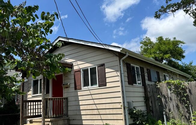 Cozy 3 bed 1.5 bath with Backyard