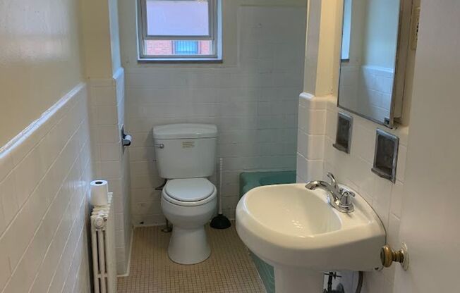 3 beds, 1 bath, $2,195, Unit 206D