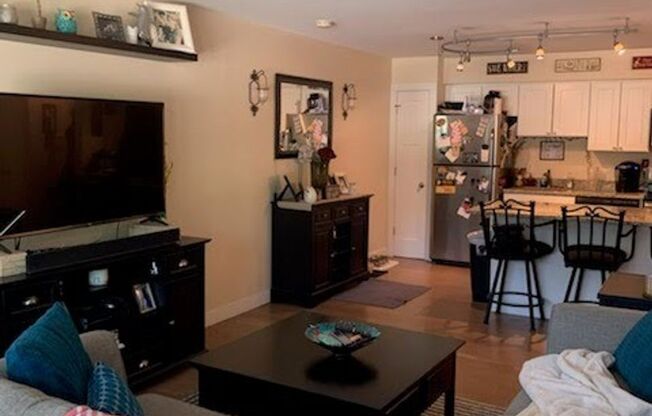 1 bed, 1 bath, $1,025, Unit 12