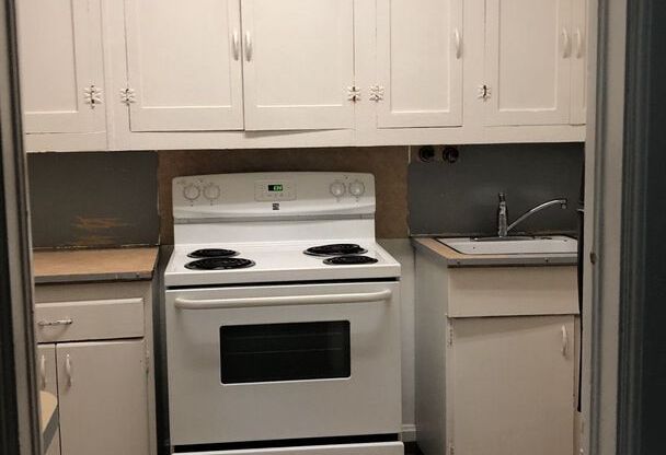 2 beds, 1 bath, $810, Unit B