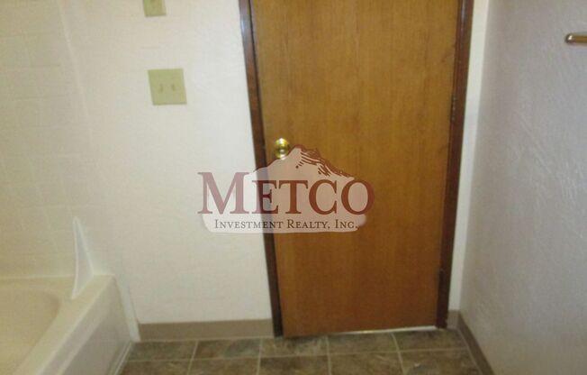 2 beds, 1 bath, 924 sqft, $1,495, Unit 740