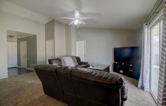 3-bedroom Single story with vaulted ceilings!