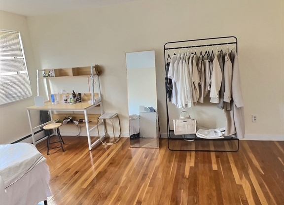 1 bed, 1 bath, 999 sqft, $2,800, Unit 32