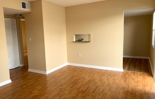 2 beds, 1 bath, $1,595