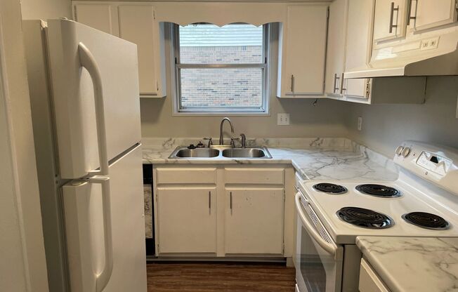 2 beds, 1.5 baths, 1,080 sqft, $875, Unit 11