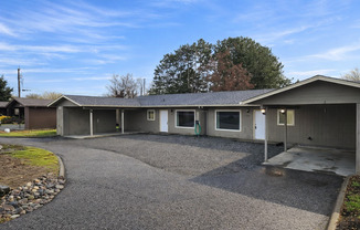 Cozy 2 bedroom with HUGE backyard!