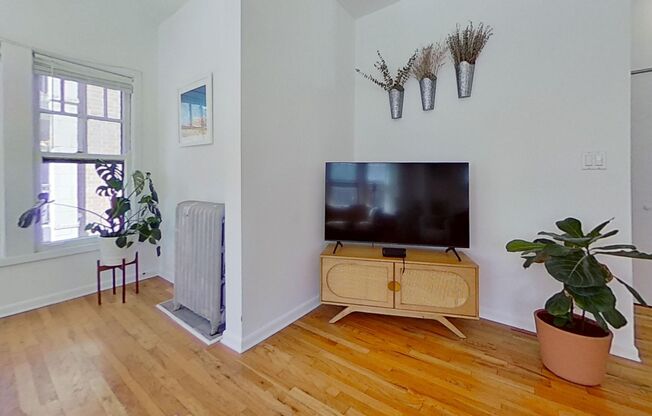 Large Raised First Floor East Lakeview One Bedroom