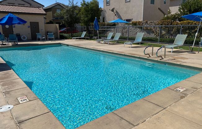 $2,300 Barstow & DeWolf 3 Bedroom - Community Pool - Significant Way, Clovis