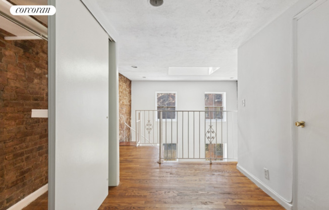 207 W 22 ST