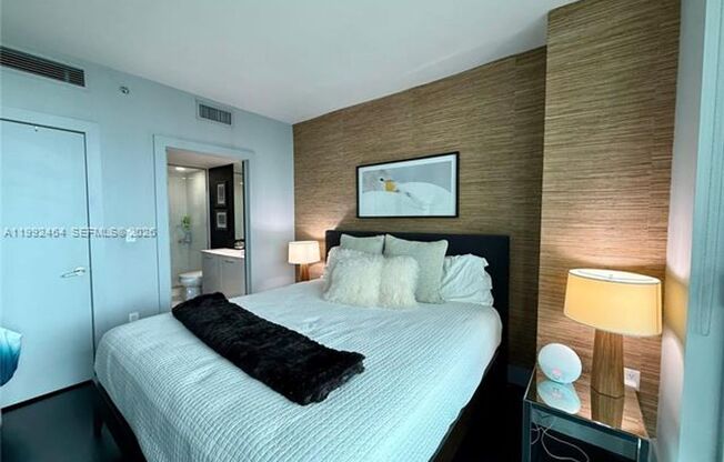 2 beds, 2 baths, 1,123 sqft, $4,650, Unit 55 SE 6th St # 3302