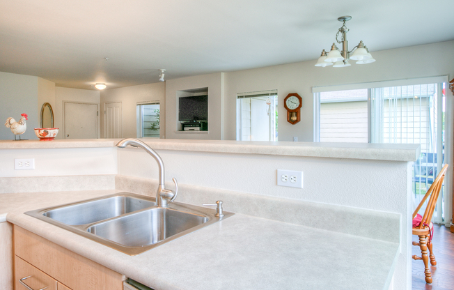 Beautiful 3 Bedroom Bordeaux Condo with 2 Garages