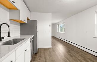 2 beds, 1 bath, $1,300, Unit 23