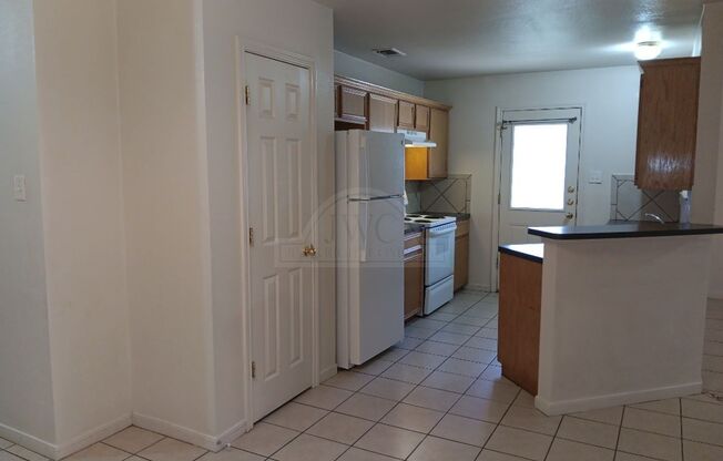 3 beds, 2 baths, $1,250, Unit 1302 Nicholas Cir Unit B