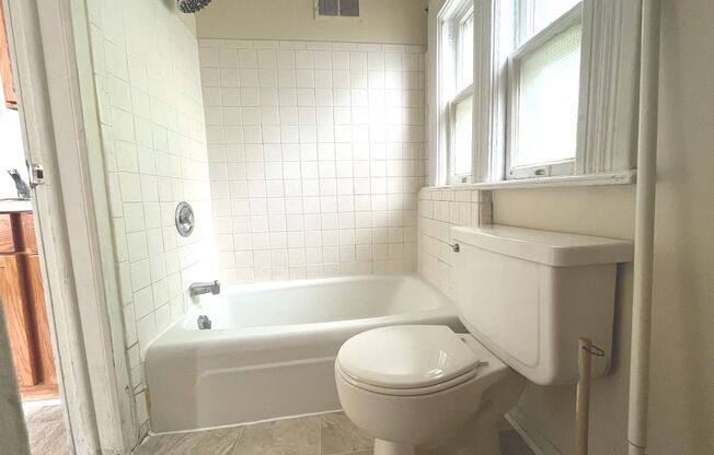 1 bed, 1 bath, $995, Unit 1W