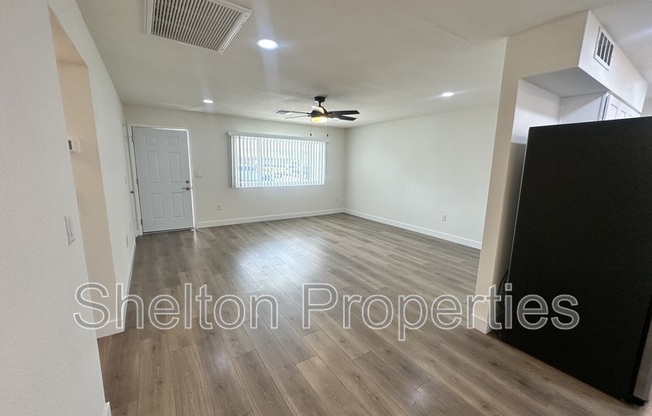 10806 W CAMELOT CIR