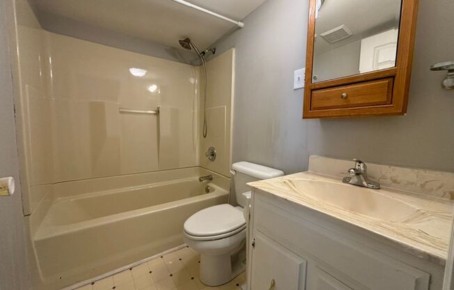 2 beds, 1 bath, $1,600, Unit Unit B