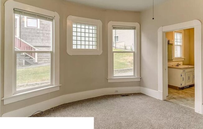 1 Block to WWU- Large Bedrooms- Large 6 Bedroom House Available in August!! Wi-Fi Included!!!!