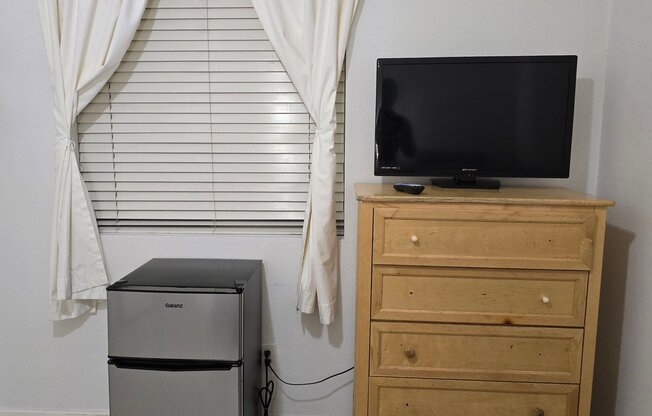 1228 W WASHINGTON AVE