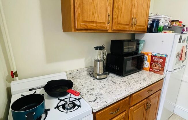 3 beds, 1 bath, 784 sqft, $3,900, Unit 14P-11