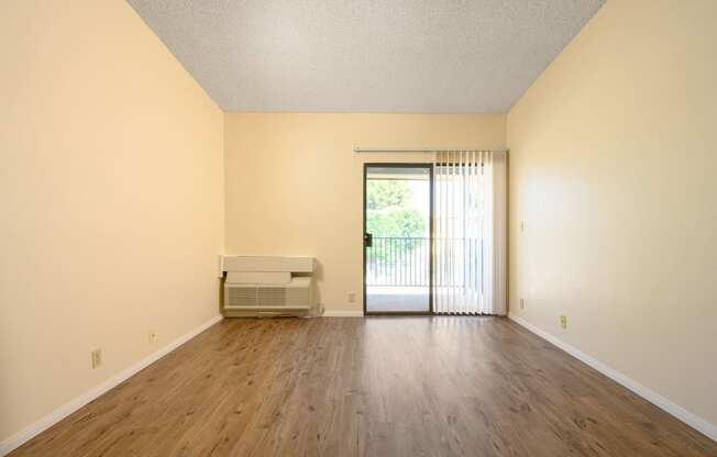 the preserve at ballantyne commons apartment living room at Park Columbia Apts, Hemet, CA 92544