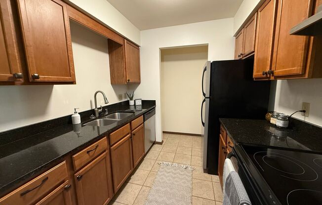 2 beds, 1 bath, 965 sqft, $1,595, Unit 7749CA