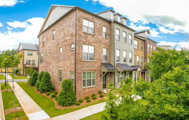 Roswell Townhome in Sought After Harlow Community!