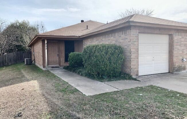 Nice 3 Bedroom, 2 Full Bath Duplex Located in Saginaw.