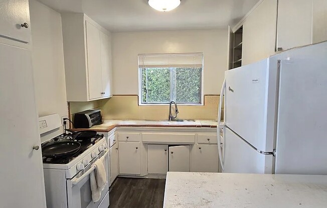 1132 S. HOLT AVE.