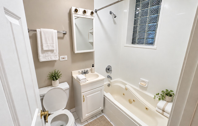 3 beds, 2 baths, $1,785, Unit 3w
