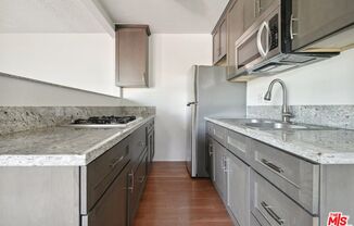 6612 De Longpre Ave