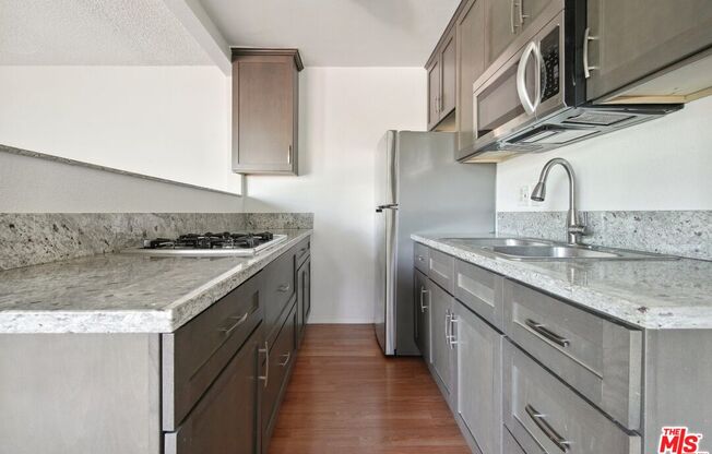 6612 De Longpre Ave