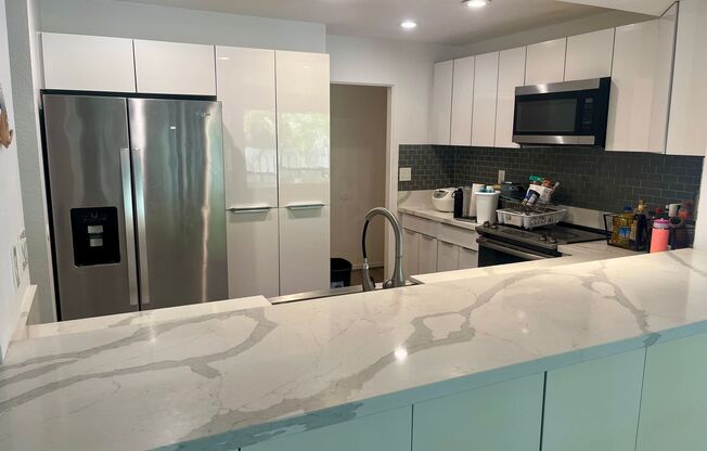 Modern Coastal Oasis: 1 Bedroom, 1 Bath All-Inclusive Retreat in Hawaii Kai