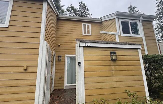 West Linn!!!  Stylish Townhouse, Private Courtyard, Spacious Floorplan, No Deposit w/ RHINO!!!