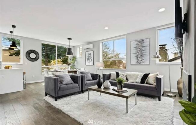 Welcome Home Contemporary Gem 3bd/3.5ba