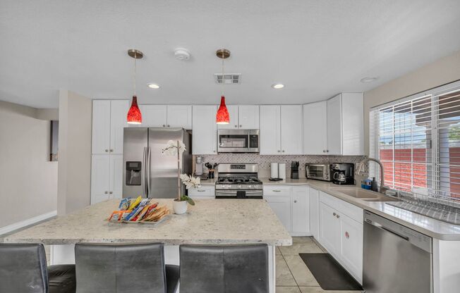 3 Bed FULLY FURNISHED Pool Home