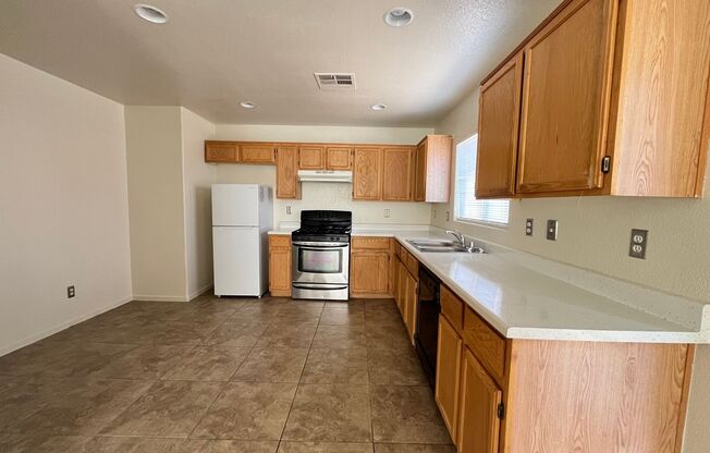 2 Bedroom 1.5 Bathroom Starter Home in Gated Community!