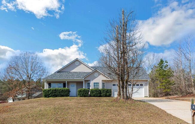 Captivating 3-bedroom, 2-bathroom ranch-style residence in Covington, GA!